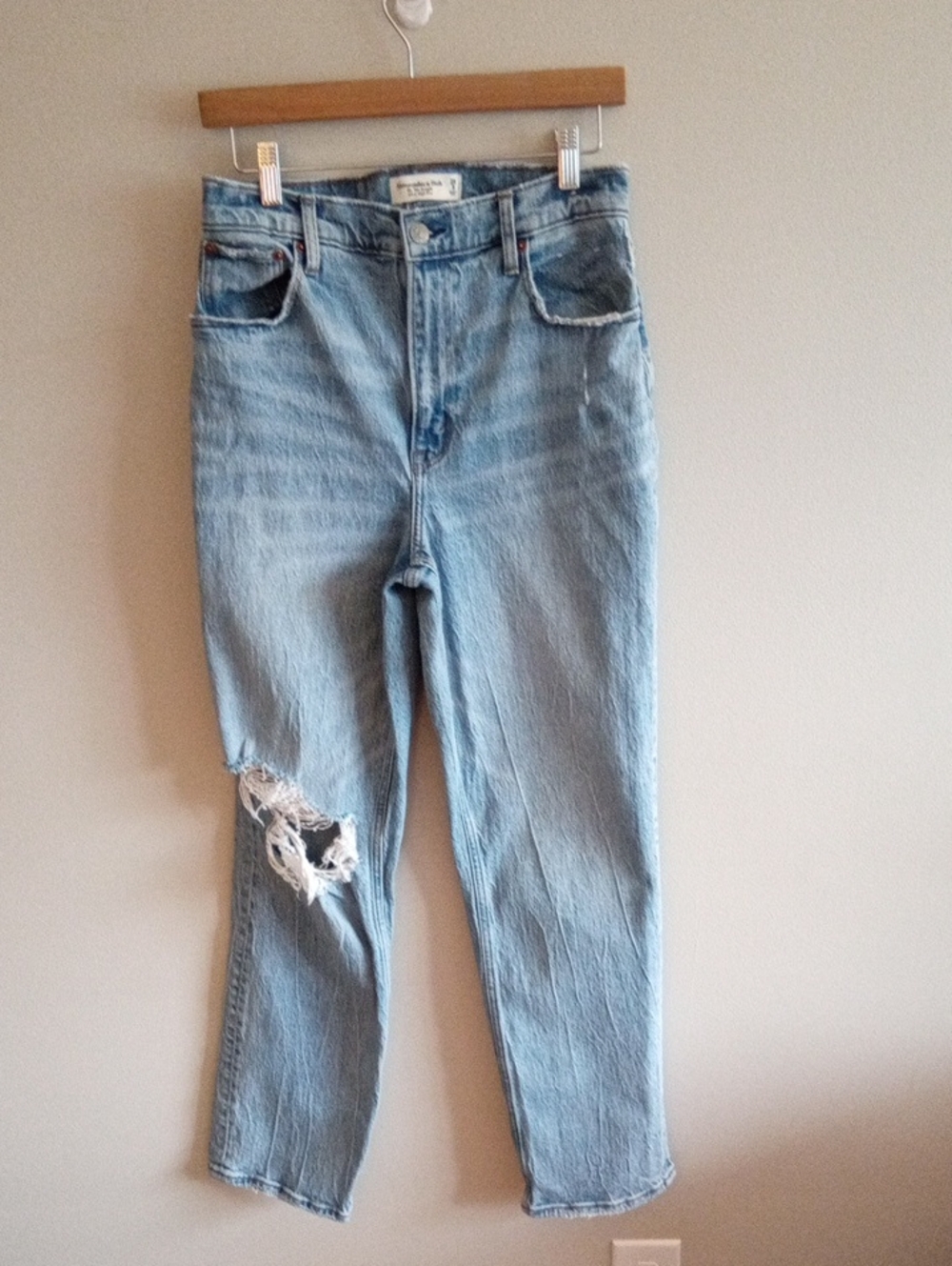 Abercrombie & Fitch 90s Straight Ultra High-Rise Jeans Size 8 Distressed